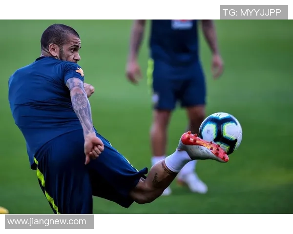 足球明星绿色发型女生展现个性魅力与时尚风采的完美结合